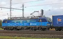 Der Vectron 383 004 von CD Cargo wartet am 08.10.2017 am Ausfahrsignal eines der
Mělníker Gütergleise auf Grün. Ein Glück, dass die Maschine so groß ist, da passt dann doch eine ganze Menge mehr Werbung drauf.