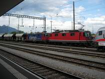 1 Re 420 mit einer 2. Re 420 mit CARGO Werbung ziehen einen G�terzug von Buchs/SG in Richtung Sevelen.
Gesehen am 14.05.07