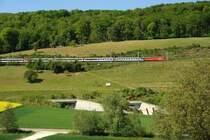 W�hrend oben am Berg ein InterRegio im Sonnenschein in Richtung Z�rich f�hrt, m�ssen die Autofahrer in einen dunklen Tunnel, n�mlich in den 3,7 km langen B�zbergtunnel, unterhalb der Bahnstrecke. Da sitzt man doch lieber im Zug und blickt gem�tlich auf die sch�ne Landschaft. 26.4.2007