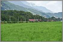 Ein weiteres 1144er Tandem bringt einen G�terzug bei Stans b.Schwaz nach Italien. An zweiter Stelle l�uft ein G�terwaggon der SJ mit.