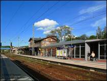 Einige Bahnh�fe auf R�gen machen noch einen guten Eindruck auf Reisende. Dazu geh�rt der Bf Bergen auf R�gen. Neben dem alten Empfangsgeb�ude steht ein moderner Anbau mit einem BahnShop. Die Bahnsteige sind saniert. 10.05.07