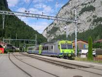 Schon in den neuen BLS-Farben erstrahlt die komplette BLS-NPZ-Garnitur 565 728-3 am 09.07.2005 als sie Nahverkehrsdienst im Simmental hatte. Hier bei der Abfahrt in Wimmis.