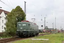 Am 7. Oktober 2017 hatte das Eisenbahnmuseum in Darmstadt-Kranichstein geöffnet.
Von einem Bahnübergang konnte aus konnte ich die schmucke 141 228 fotografieren.
