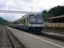Noch einen kompletten NPZ in alten BLS-Farben anzutreffen war 2005 schon schwierig. Die Einheit mit Steuerwagen 988 an der Spitze war am 09.07.2005 so noch im Simmental unterwegs, hier bei der Einfahrt in Erlenbach im Simmental