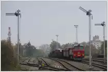 T679.1529 (781.529) war am 21.10.2017 den ganzen Tag mit einem Fotogüterzug im Raum Brünn unterwegs. Hier befindet Sergej sich bei der Ausfahrt aus Slavkov u Brna Richtung Brno (Brünn). Kleiner Tipp in eigener Sache. Das Hotel  Florian , welches zwischen den beiden rechten Signalen zu sehen ist, kann ich nur wärmstens empfehlen!!