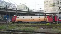 E-Lok 91-53-0-410929-0 beginnt ihre Fahrt mit IR-garnitur nach Iasi im bukarester Nordbahnhof am Abend des 17.09.2017