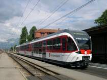 Eine der neusten Erungenschaften der Zentralbahn (ZB) sind die Triebwagen der Gattung  Spatz . Ein solches Exemplar, bezeichnet als 130 008-6 steht am 09.07.2005 in Meiringen und wartet auf die R�ckfahrt als R-Zug nach Interlaken. Alle Triebwagen dieser Reihe sind bereits ab Werk in der Zentralbahn-Lackierung ausgeliefert wurden.