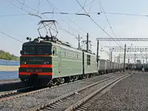 WL10-1673 (ВЛ10-1673) mit einem Güterzug bei der Einfahrt in den Bahnhof von Barabinsk  am 13. September 2017. 