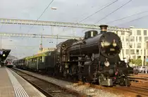 Die C 5/6 Nr. 2969 der Eurovapor hatte die Hälfte ihrer ersten grossen Fahrt nach der Wiederinbetriebnahme von Sulgen-Winterthur-Koblenz-Brugg-Immensee-Arth•Goldau-Schwyz nach Erstfeld überstanden. Der  Sulgener Elefant  hatte den Bahnpark Brugg verlassen und wendet im Bild im Bahnhof Brugg, während gerade glücklicherweise schnell eine Lücke in den Wolken sich öffnete und nun den  Elefant  wunderschön bescheint!
Freitag, 20. Oktober 2017