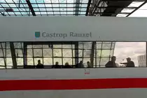 Bei der ständigen Suche zur Vervollständigung meiner privaten Sammlung aller ICE-Taufen bin ich auf das Bild gestoßen, was eigentlich in die Rubrik –Mensch und Bahn- passen könnte.
Der Tz 189 (401 089-8) als ICE 690 von München Hbf nach Berlin-Ostbahnhof am 16.09.2017 beim Halt in Berlin Hauptbahnhof.
