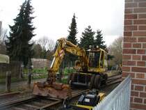 24.02.2007 Gleisbauarbeiten am Bahn�bergang in Grebben (Heinsberg)
Ein Zweiwegebagger der Firma Heitkamp wartet am morgen des 24.02 auf weitere Arbeit. Im hintergrund steht ein Zweiter Bagger, dieser ist leider schlecht zu sehen. 