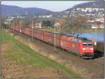 185 084 f�hrt mit ihrem G�terzug gleich durch Gro�sachsen-Heddesheim. 16.02.07
