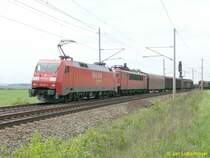 13.5.2007. Br 152 163-2 zieht eine Br 155 + G�terzug die Steigeung bei Helmstedt Richtung Magdeburg hinauf.