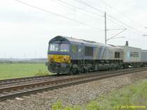 13.5.2007. Class 66 zieht Containerzug von Helmstedt Richtung Magdeburg eine Steigung hoch.
