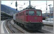 Ae 6/6 11445 verl�sst Chur mit einem langen G�terzug ab Ems Werk (Chemie und Stallinger). (16.05.2007)