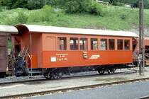 RhB - Xk 9033 II am 06.06.1990 in Tiefencastel - Mannschaftswagen - 2-achsig mit 2 offenen Plattformen - Baujahr 1906 - Rast - Gewicht 9,50t - Ladegewicht 0,00t - L�P 10,44 m - zul�ssige Geschwindigkeit 60 km/h - �2=13.03.1989 - Lebenslauf: ex AB 130 - 1947 B 2107 - 1956 B 2197 - 1964 B� 2197 - 1974 ausr. - 1975 Xk 9033 II - 01/2005 Abbruch
