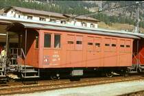 RhB - Xk 9034 am 23.09.1989 in Samedan - Montagewagen - 2-achsig mit 2 offenen Plattformen - Baujahr 1889 - SIG - Gewicht 8,00t - Ladegewicht 2,00t - L�P 9,50 m - zul�ssige Geschwindigkeit 55 km/h - �=10.12.1978 - Lebenslauf: ex LD C 32 - 1895 RhB C 52 - 1899 C 212 - 1911 C 2012 - 1940 X 9034 - 1984 remisiert - 20.03.1999 Club1889 C 2012 - 2006 WN 9801.
