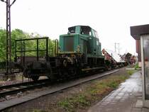 Auf dem Weg zur HU? Werk-Lok Nr. 5 der Rangier Service & Transport GmbH St. Ingbert (Jung 14041 Baujahr 1970) am 16.05.2007 in Saarbr�cken. Die Lokomotive vom Typ RC 43 C wurde 1970 als Vorf�hrlok an die Jung Jungenthal GmbH ausgeliefert. Danach (ab ca. 1977) fuhr sie als DL 5 in den H�fen der Stadt D�sseldorf. Von 1989 bis 2002 war sie als Lok 3 im Kraftwerk Lausward in D�sseldorf eingesetzt, seitdem wird sie als Lok 5 der RST gef�hrt.