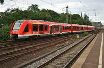 620 018-1 und 620 502-4 fahren am 4.7.2017 als RE22 (RE11300)  Eifel-Express  von Gerolstein nach Köln Messe/Deutz in den Zielbahnhof ein.