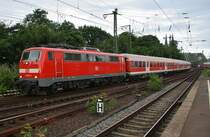 111 037-8 erreicht am Morgen des 4.7.2017 mit dem RE8 (RE10839)  Rhein-Erft-Express  von Kaldenkirchen den Bahnhof Köln Messe/Deutz.