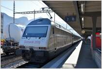 460 044-1 am IC563 nach Chur kann bei soviel Uhren nur pünktlich verkehren. (31.10.2017)