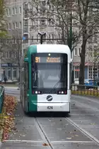 POTSDAM, 26.10.2017, Wagen 426 als Tramlinie 91 nach Bahnhof Rehbrücke bei der Einfahrt in die Haltestelle Luisenplatz Süd / Park Sanssouci