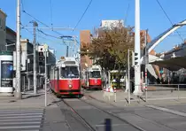 Wien Wiener Linien am 16. Oktober 2017: E2 4303 verlässt als SL 6 die Einstiegstelle an der Endstation Burggasse / Stadthalle (XV, Rudolfsheim-Fünfhaus, Neubaugürtel / Hütteldorfer Straße / Urban-Loritz-Platz). - Im Hintergrund hält E2 4057 auf der SL 18.