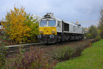 Nachdem 077 018-5 der 247 045-8 bei der Beförderung eines langen Gaskesselzuges von Mühldorf zum Wackerwerk Burghausen über die lange Steigung von Burgkirchen nach Pirach Schubdienst leistete, fuhr sie anschließend als Lz zurück nach Mühldorf. In Burghausen wurde sie am steigungsreichen Anschlußgleis zum Bahnhof im Bild festgehalten. (03.11.17) 