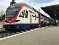 Von Bern nach Burgdorf mit der Zürcher S-Bahn, RABe 511 039 als RE nach Olten, 4.11.17 im Bhf Burgdorf.