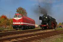 52 8154-8 passiert beim verlassen des Bahnbetriebswerks-Geländes zur Führerstands-Mitfahrt die dort abgestellte 229 188-8. Aufgenommen am 10.10.2015.