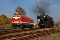 52 8154-8 passiert beim verlassen des Bahnbetriebswerks-Geländes zur Führerstands-Mitfahrt die dort abgestellte 229 188-8. Aufgenommen am 10.10.2015.