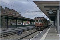 Als ich in Muelenen auf meinen Zug mit der Planabfahrt um 14:17 wartete, kamen unerwartet diese drei BLS Re 4/4 mit einem Güterzug Richtung Brig; folglich stand ich für ein Bild der drei Loks, einmal mehr, sehr ungeschickt.
30. Oktober 2017