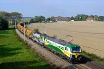 Der nur mittwochs und an Samstagen verkehrende TEC 41931 steht momentan häufig im Fokus der Eisenbahnfreunde aus der Region. Wird er doch planmäßig zwischen Karlsruhe und Wels von einer Lok der GySEV gezogen. Mit etwas Glück kann das auch ein schöner Werbetaurus sein, der sich vor dem zumeist komplett mit Aufliegern der Spedition Gartner beladenen Zug gut macht. Am 27. September 2017 sollte die fotogene 470 504, welche an das Jubiläum 140 Jahre Raaberbahn erinnert, den TEC 41931 ziehen. Unerwartet wurde dann allerdings die nagelneue 471 004 ab Passau vorgespannt. Aufgenommen habe ich den Zug bei Birnsteig - kurz vor dem Bahnhof Neumarkt-Kallham.