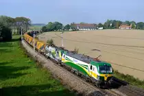 Der nur mittwochs und an Samstagen verkehrende TEC 41931 steht momentan häufig im Fokus der Eisenbahnfreunde aus der Region. Wird er doch planmäßig zwischen Karlsruhe und Wels von einer Lok der GySEV gezogen. Mit etwas Glück kann das auch ein schöner Werbetaurus sein, der sich vor dem zumeist komplett mit Aufliegern der Spedition Gartner beladenen Zug gut macht. Am 27. September 2017 sollte die fotogene 470 504, welche an das Jubiläum 140 Jahre Raaberbahn erinnert, den TEC 41931 ziehen. Unerwartet wurde dann allerdings die nagelneue 471 004 ab Passau vorgespannt. Aufgenommen habe ich den Zug bei Birnsteig - kurz vor dem Bahnhof Neumarkt-Kallham.