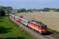 REX 1779 von Passau nach Linz HBF wurde am 27. September 2017 von der 1142.631 gezogen und konnte bei Birnsteig im Hausruckviertel dokumentiert werden. Gut zu erkennen ist der Neulack, den der Führerstand 1 der Maschine erhalten hat.