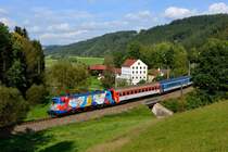 Am 27. September 2017 konnte ich die 380 002 mit ihrem R 1543  Anton Bruckner  von Praha-Holesovice nach Linz HBF bei der mustergültig renovierten Mühle bei Wittinghof fotografieren. Die Lok trägt eine gefällige Werbung für einen tschechischen Veranstalter für Sportveranstaltungen.