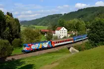 Am 27. September 2017 konnte ich die 380 002 mit ihrem R 1543  Anton Bruckner  von Praha-Holesovice nach Linz HBF bei der mustergültig renovierten Mühle bei Wittinghof fotografieren. Die Lok trägt eine gefällige Werbung für einen tschechischen Veranstalter für Sportveranstaltungen.