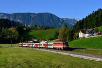 Wer noch Lokomotiven der Baureihe 1142 im Personenverkehr auf der Pyhrnbahn erleben möchte, sollte sich beeilen. Die neuen CityJet Triebwagen haben bereits erste Leistungen übernommen. Am Morgen des 28. September 2017 war erfreulicherweise die 1142.632 für die Beförderung des REX 3901 von Linz HBF nach Liezen eingeteilt. Bei Gleinkerau gelang dann dieser Nachschuss, im Bildhintergrund das Tote Gebirge.