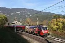 Im letzten Licht kurz vor Küb fährt 1116.153 mit RJ-653 am 4.11.17 bergwärts.
