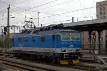 371 201-5  Gottlieb  wartet in Dresden Hbf auf den nächsten Eurocity nach Prag.
28.10.2017 11:47 Uhr.