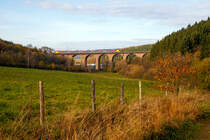 
Ein 5-teiliger Stadler Flirt der HLB Bahn (Hessischen Landesbahn) fährt am 01.11.2017, als RE 99 Main-Sieg-Express (Frankfurt am Main - Gießen - Siegen), über den Rudersdorfer Viadukt in Richtung Siegen. 