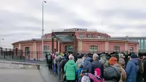 Großer Andrang zum Russischen Eisenbahnmuseum in St. Petersburg, 4.11.2017
Der Eingang ist durch die kleine, historische Fahrzeughalle.