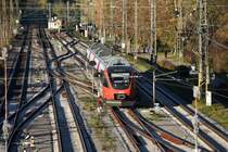 ÖBB 4024 030 verlässt am 26.10.2017 den Bahnhof Lindau und fährt über den Bodenseedamm Richtung Vorarlberg (Zielbahnhof Bludenz)