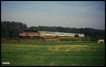 132414 ist hier mit dem Sputnik 11417, wie die Doppelstockzüge in der DDR genannt wurden, bei Jeserig von Magdeburg nach Potsdam unterwegs.