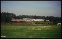 132414 ist hier mit dem Sputnik 11417, wie die Doppelstockzüge in der DDR genannt wurden, bei Jeserig von Magdeburg nach Potsdam unterwegs.