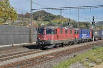 Re 10/10, mit den Loks 420 296-6 und 620 069-5 durchfahren den Bahnhof Gelterkinden. Die Aufnahme stammt vom 24.10.2017.
