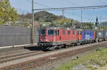 Re 10/10, mit den Loks 420 296-6 und 620 069-5 durchfahren den Bahnhof Gelterkinden. Die Aufnahme stammt vom 24.10.2017.