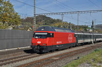Re 460 001-1 durchfährt den Bahnhof Gelterkinden. Die Aufnahme stammt vom 24.10.2017.