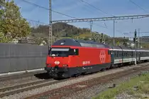 Re 460 001-1 durchfährt den Bahnhof Gelterkinden. Die Aufnahme stammt vom 24.10.2017.