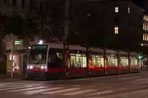 B 615 auf der Linie D in der Haltestelle Börse, 04.11.2017
